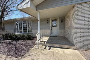 24 S Country Club Rd, Mattoon, IL 61938 - Photo 3