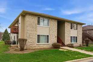 490 Westwood Ct, Crystal Lake, IL 60014 - Photo 1