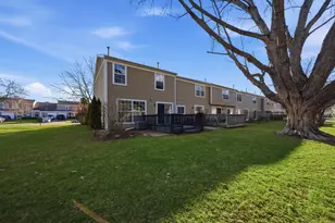 1670 College Green Dr, Elgin, IL 60123 - Photo 25