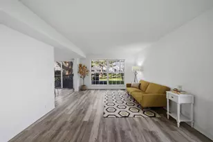 1670 College Green Dr, Elgin, IL 60123 - Photo 5