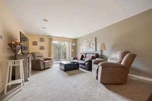 815 Leicester Rd, Elk Grove Village, IL 60007 - Photo 5