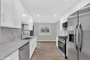 52 Stanton Ct, Schaumburg, IL 60193 - Photo 3