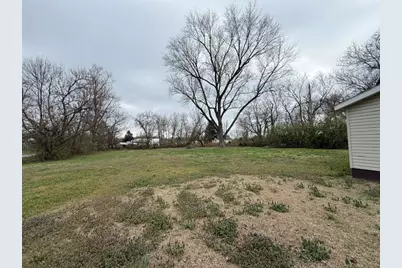 111 E Peach Street, Centralia, IL 62801 - Photo 13