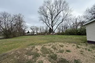 111 E Peach St, Centralia, IL 62801 - Photo 13