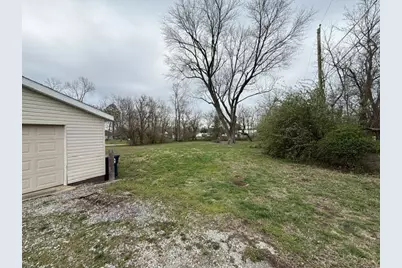 111 E Peach Street, Centralia, IL 62801 - Photo 9