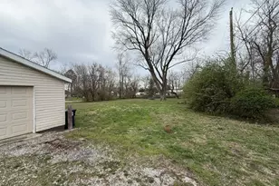 111 E Peach St, Centralia, IL 62801 - Photo 9