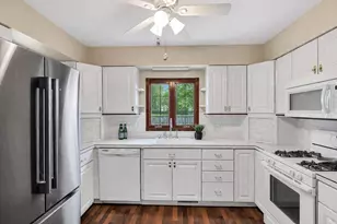 842 Pin Oak Cir, Cary, IL 60013 - Photo 3