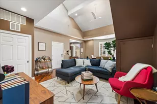 561 W Briar Pl, Chicago, IL 60657 - Photo 3