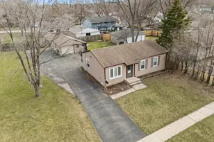 25 McCabe Dr, Streamwood, IL 60107 - Photo 3