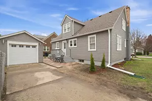 302 Hubbard Ave, Elgin, IL 60123 - Photo 3