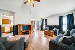 227 Meadow Dr, Orangeville, IL 61060 - Photo 5