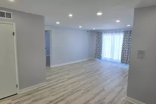 9405 Bay Colony Dr, Des Plaines, IL 60016 - Photo 3