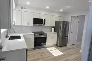 9405 Bay Colony Dr, Des Plaines, IL 60016 - Photo 5