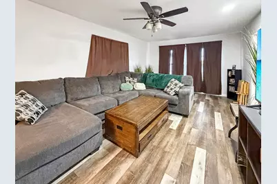 817 W Empire Street, Freeport, IL 61032 - Photo 11