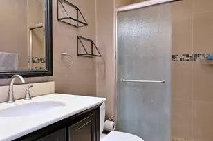 3930 N Pine Grove Ave, Chicago, IL 60613 - Photo 41