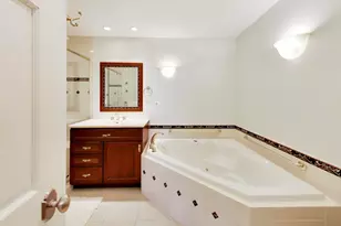 107 Briarwood Ln, Oak Brook, IL 60523 - Photo 21