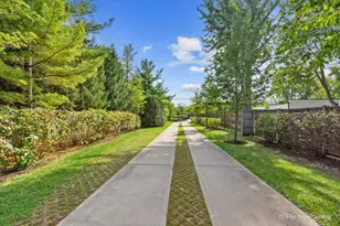 27 W Onwentsia Rd, Lake Forest, IL 60045 - Photo 3