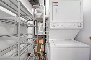 3435 W Sunnyside Ave, Chicago, IL 60625 - Photo 17