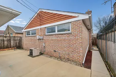 10222 S California Avenue, Evergreen Park, IL 60805 - Photo 11