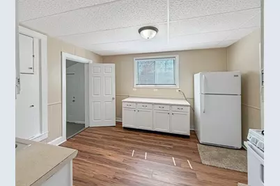 407 E Winneshiek Street, Freeport, IL 61032 - Photo 5