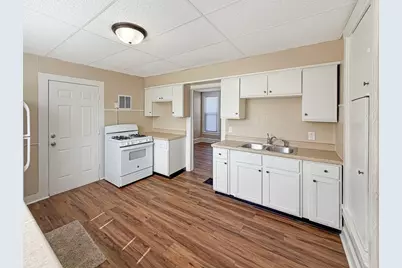 407 E Winneshiek Street, Freeport, IL 61032 - Photo 3