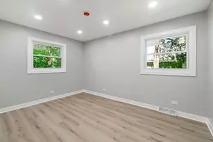 92 N Airlite St, Elgin, IL 60123 - Photo 9