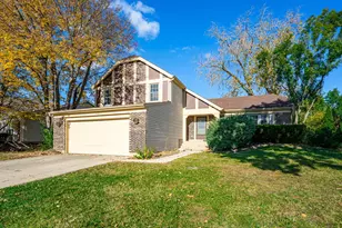 62 E Fox Hill Dr, Buffalo Grove, IL 60089 - Photo 1