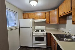 1460 Fairlane Dr, Schaumburg, IL 60193 - Photo 5