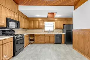 878 S Wildwood Ave, Kankakee, IL 60901 - Photo 11