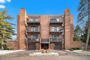 10 Trafalgar Square, Lincolnshire, IL 60069 - Photo 1