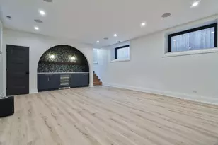 2042 W Berteau Ave, Chicago, IL 60618 - Photo 19