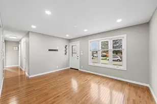 25 McCabe Dr, Streamwood, IL 60107 - Photo 9