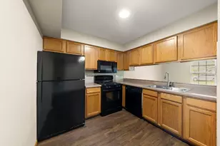 694 N Tamarac Blvd, Addison, IL 60101 - Photo 5