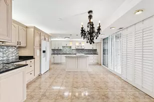 2 S Atrium Wy, Elmhurst, IL 60126 - Photo 3