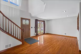 698 Juli Dr, South Elgin, IL 60177 - Photo 3