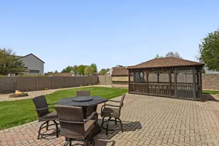 698 Juli Dr, South Elgin, IL 60177 - Photo 29