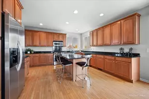 305 Colonial Dr, Vernon Hills, IL 60061 - Photo 9