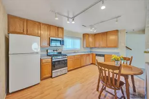 819 Dartmoor Dr, Crystal Lake, IL 60014 - Photo 3