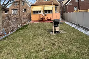 10210 S Prairie Ave, Chicago, IL 60628 - Photo 17