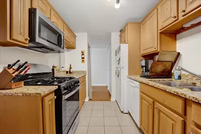 550 W Surf Street #002, Chicago, IL 60657 - Photo 5