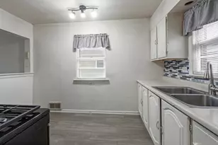 1061 Houston Ave, Elgin, IL 60120 - Photo 9