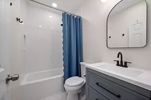 1420 W Hollywood Ave, Chicago, IL 60660 - Photo 11