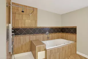 8132 S Paxton Ave, Chicago, IL 60617 - Photo 19