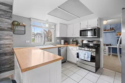 340 Stonehurst Lane, Roselle, IL 60172 - Photo 13