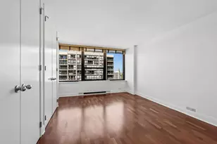 1560 N Sandburg Terrace, Chicago, IL 60610 - Photo 13