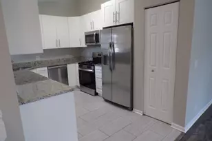 1053 Woodhill Ct, Elgin, IL 60120 - Photo 7