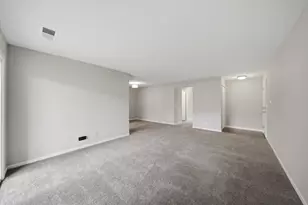 221 Norfolk Ct, Roselle, IL 60172 - Photo 3