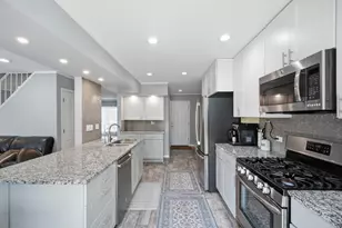 437 Maple Dr, Wheeling, IL 60090 - Photo 7