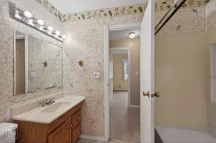 1320 N Elmwood Dr, Aurora, IL 60506 - Photo 7