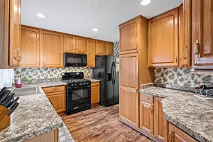 1013 Manor Dr, Streamwood, IL 60107 - Photo 9